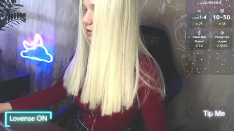 Snapshot of karolynafox chatting on 04.05.26 Caroline Fox online show from 04.05.26