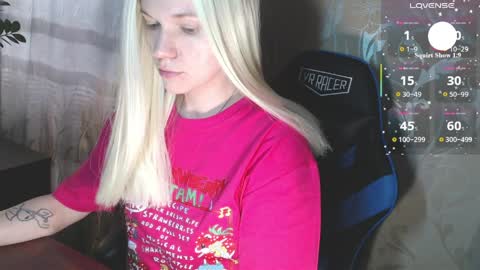 Snapshot of karolynafox chatting on 04.08.26 Caroline Fox online show from 04.08.26