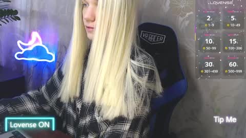 Snapshot of karolynafox chatting on 04.10.26 Caroline Fox online show from 04.10.26