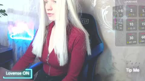 Snapshot of karolynafox chatting on 04.16.26 Caroline Fox online show from 04.16.26
