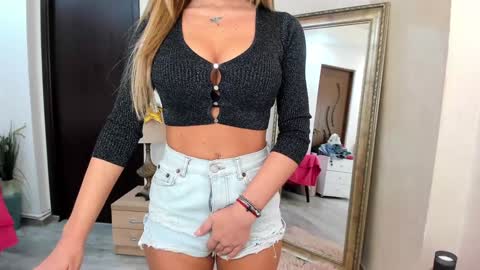 Snapshot of kate_belle chatting on 12.22.24 Kate online show from 12.22.24