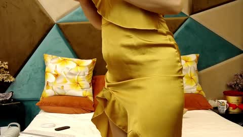 KateQueenston --  online show from 01.02.25