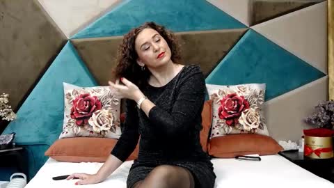 KateQueenston --  online show from 10.21.25