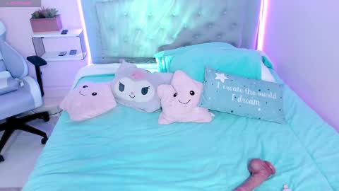 Snapshot of kathia_saenz chatting on 12.19.24 Kathia online show from 12.19.24