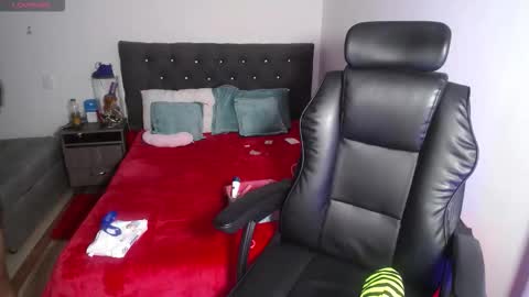Snapshot of katik_11sexhot chatting on 10.19.25 Daniela  online show from 10.19.25