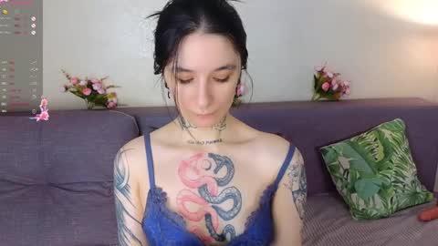Snapshot of katrina_h0w chatting on 04.15.26 katrina_h0w online show from 04.15.26