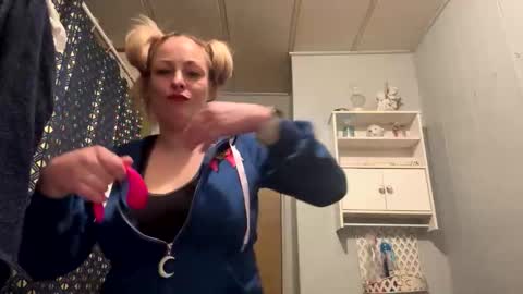 kay_la online show from 10.25.25