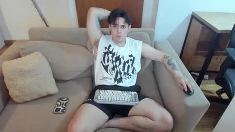 Snapshot of kaynn_b chatting on 02.05.25 kaynn_b online show from 02.05.25
