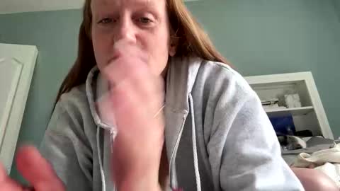 Snapshot of kellilyn10 chatting on 04.21.26 kellilyn10 online show from 04.21.26