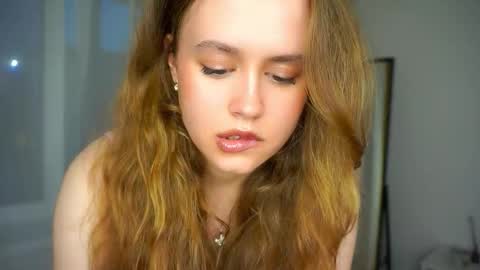 Snapshot of kendraedger chatting on 09.11.25 Kira online show from 09.11.25