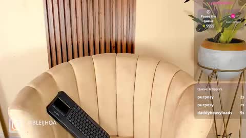 Snapshot of kenykitty chatting on 12.17.24 Keny Kitty  Onlyfans Kenayfoxx online show from 12.17.24