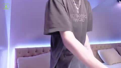 Snapshot of kessy_white chatting on 06.18.26 Kessy online show from 06.18.26