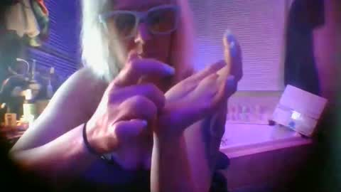 Snapshot of kikilovespartylights chatting on 05.14.26 kikilovespartylights online show from 05.14.26