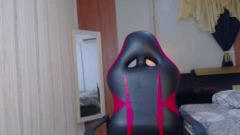 Snapshot of kim_curly_ chatting on 11.08.25 KIM online show from 11.08.25