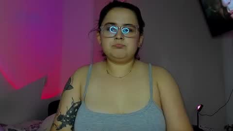 Snapshot of kinkyqueenscb chatting on 05.30.26 natasha and amber online show from 05.30.26