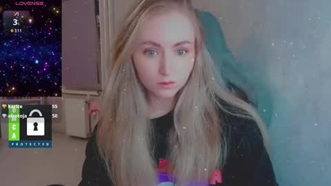 Snapshot of kira_love_sleep chatting on 11.07.25 you know thumb up me please its important online show from 11.07.25