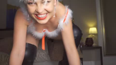 Snapshot of kirasunny chatting on 12.23.24 kirasunny online show from 12.23.24