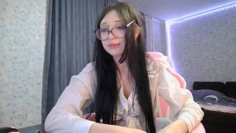 Snapshot of kirstievelasco chatting on 09.11.25 Nicole online show from 09.11.25