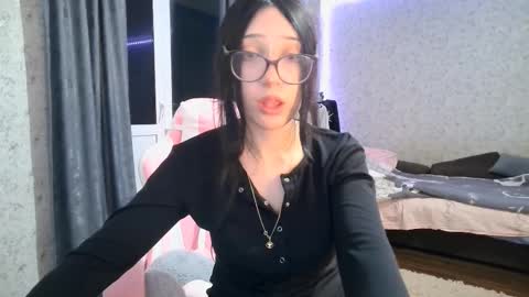Snapshot of kirstievelasco chatting on 10.04.25 Nicole online show from 10.04.25
