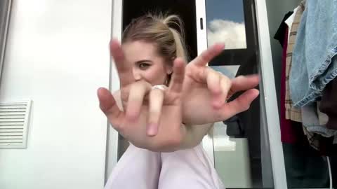 Snapshot of kirtova chatting on 04.14.26 Kira online show from 04.14.26