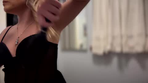 Snapshot of kissahsins chatting on 01.01.25 Kissah Kreampuff online show from 01.01.25