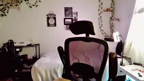 Snapshot of kissahsins chatting on 01.26.25 Kissah Kreampuff online show from 01.26.25