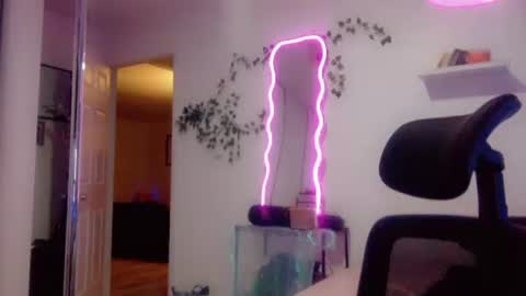 Snapshot of kissahsins chatting on 10.13.25 Kissah Kreampuff online show from 10.13.25