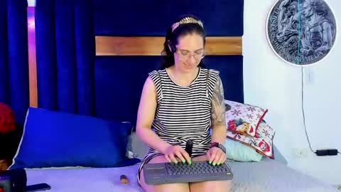 Kissing Company online show from 04.22.26