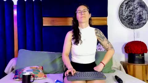 Kissing Company online show from 05.18.26