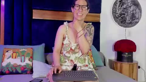 Kissing Company online show from 07.07.26