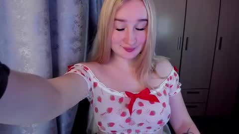 Snapshot of kitten_sun chatting on 10.29.25 kitten_sun online show from 10.29.25