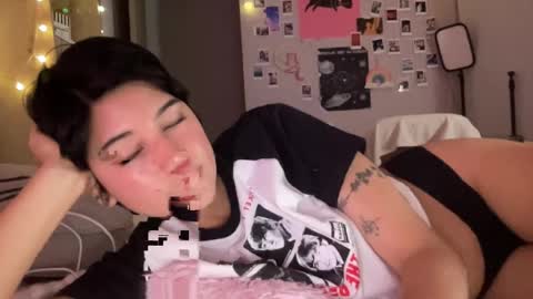 Snapshot of kittenmoon_ chatting on 04.24.26 online show from 04.24.26