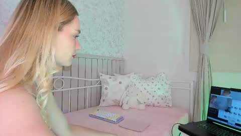 Snapshot of kitty__sophie chatting on 05.07.26 sophie online show from 05.07.26