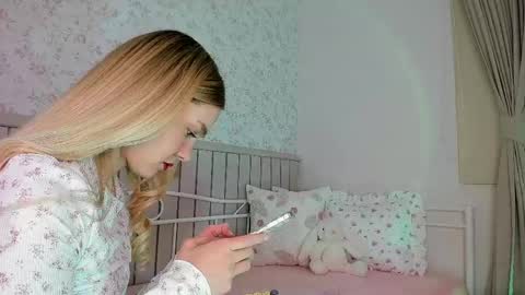 Snapshot of kitty__sophie chatting on 05.08.26 sophie online show from 05.08.26