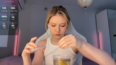 Snapshot of kittyloffe chatting on 04.28.26 Monika online show from 04.28.26