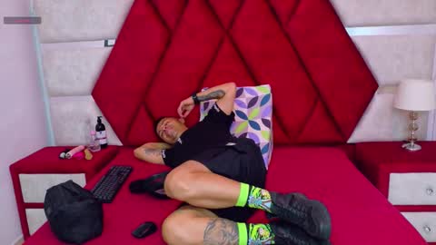 Snapshot of kity_spiderr chatting on 11.01.25 Luisa y Jairo online show from 11.01.25