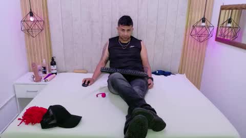 Snapshot of kity_spiderr chatting on 11.08.25 Luisa y Jairo online show from 11.08.25