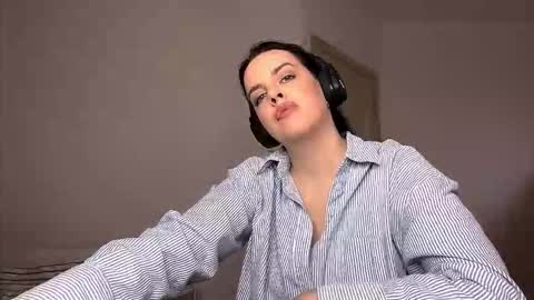 Snapshot of kizzymelonson chatting on 11.15.25 Emma online show from 11.15.25