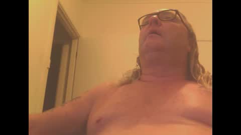 Snapshot of knobout chatting on 03.10.25 knobout online show from 03.10.25