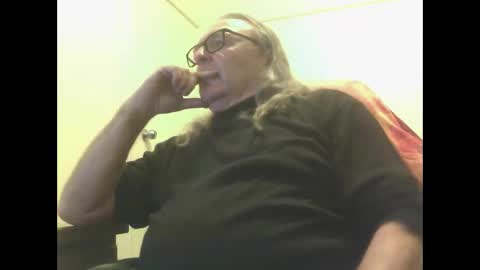 Snapshot of knobout chatting on 06.11.26 knobout online show from 06.11.26