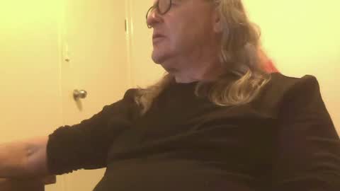 Snapshot of knobout chatting on 06.18.26 knobout online show from 06.18.26