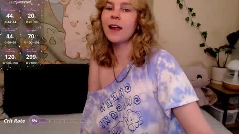 Snapshot of komorebbi chatting on 06.18.26 Marta online show from 06.18.26