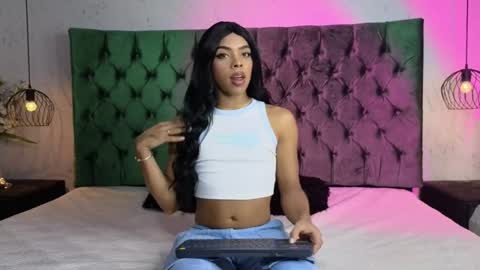 Snapshot of kris_kane chatting on 01.10.25 kriss online show from 01.10.25