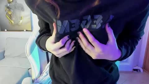 Snapshot of krisdoeil chatting on 12.17.25 krisdoeil online show from 12.17.25