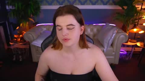 Snapshot of kristifoxy chatting on 05.18.26 kristifoxy online show from 05.18.26