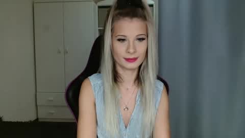 KristineAmore online show from 10.17.25