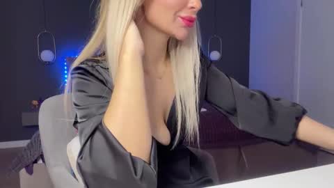 Snapshot of kristy_saint chatting on 10.06.25 Kristi online show from 10.06.25