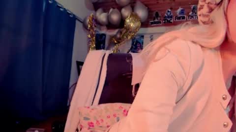 Snapshot of kyliekandy chatting on 02.13.25 online show from 02.13.25