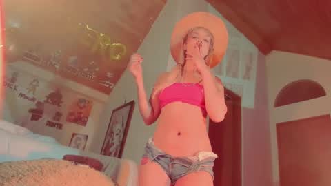 Snapshot of kyliekandy chatting on 03.01.25 online show from 03.01.25