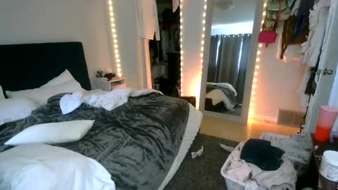 Snapshot of kylienotjenneer chatting on 04.12.26 kylie not jenner online show from 04.12.26